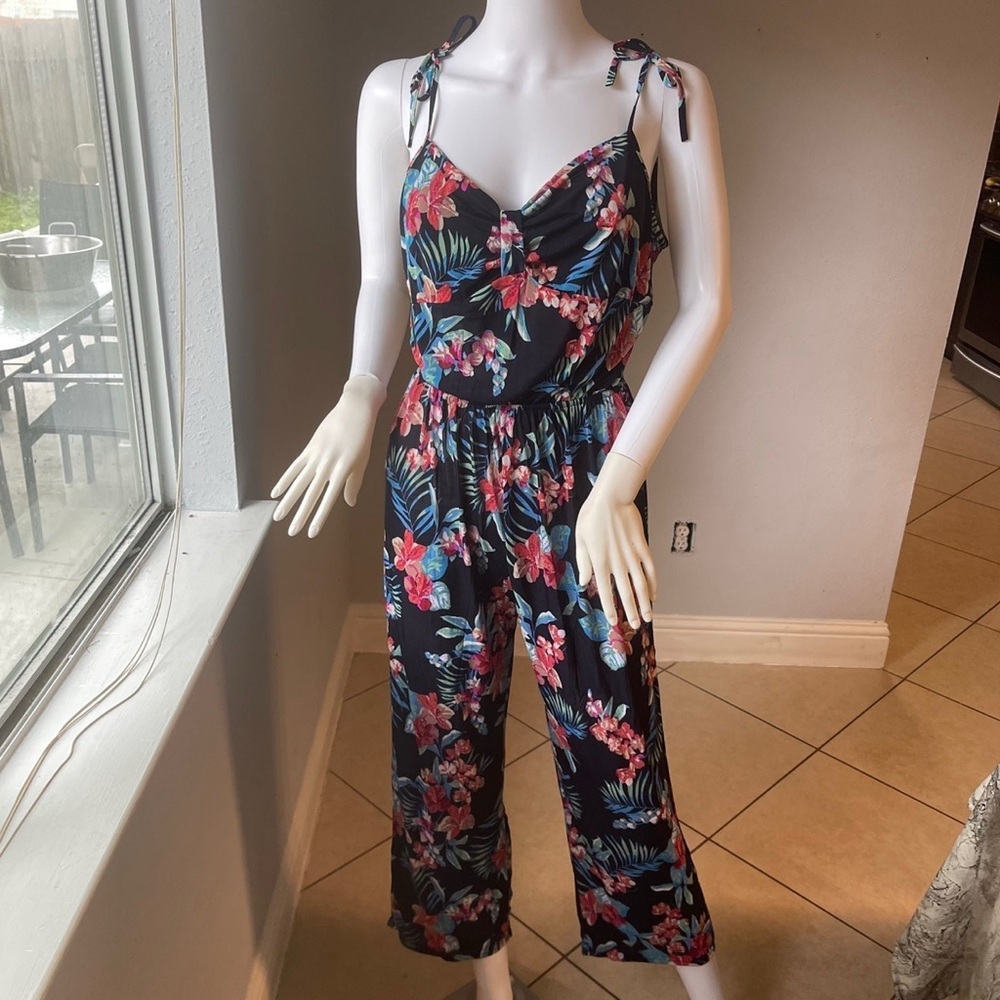 Dark Navy New Women’s Floral Tropical Jumpsuit size
XL
For Size 14
New - Picture 8 of 9